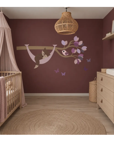 Wanddecoratie van Vliesbehang met een bosdieren tak en slapend vosje in een hangmat in paars en lila.