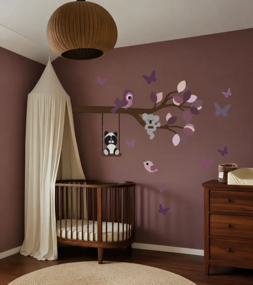 Wanddecoratie tak met vrolijke dieren in een donker paarse mauve babykamer met walnoot houten meubels.