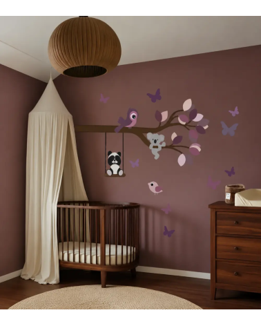 Wanddecoratie tak met vrolijke dieren in een donker paarse mauve babykamer met walnoot houten meubels.