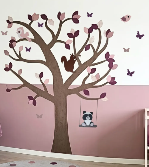 Behangboom in roze en paars als muurdecoratie in een meisjeskamer.