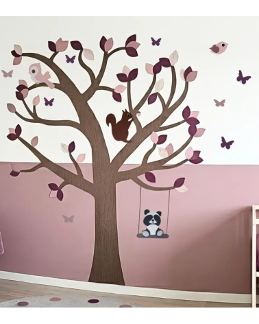 Behangboom in roze en paars als muurdecoratie in een meisjeskamer.