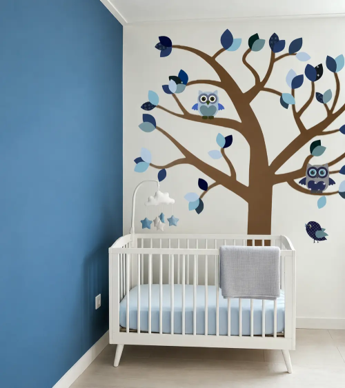 Sierlijke behangboom blauw jongenskamer.