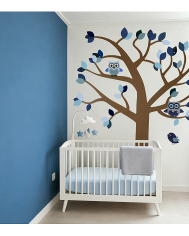 Sierlijke behangboom blauw jongenskamer.