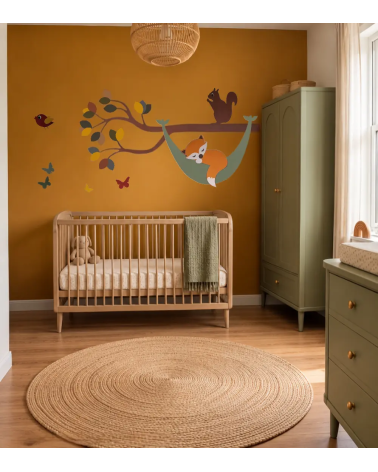Bosdieren muurdecoratie okergele babykamer, tak met vosje in hangmat in oker, roest rood, groen.