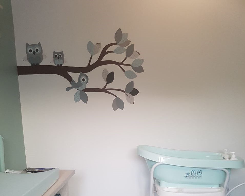 oud groen behangsticker babykamer uilentak