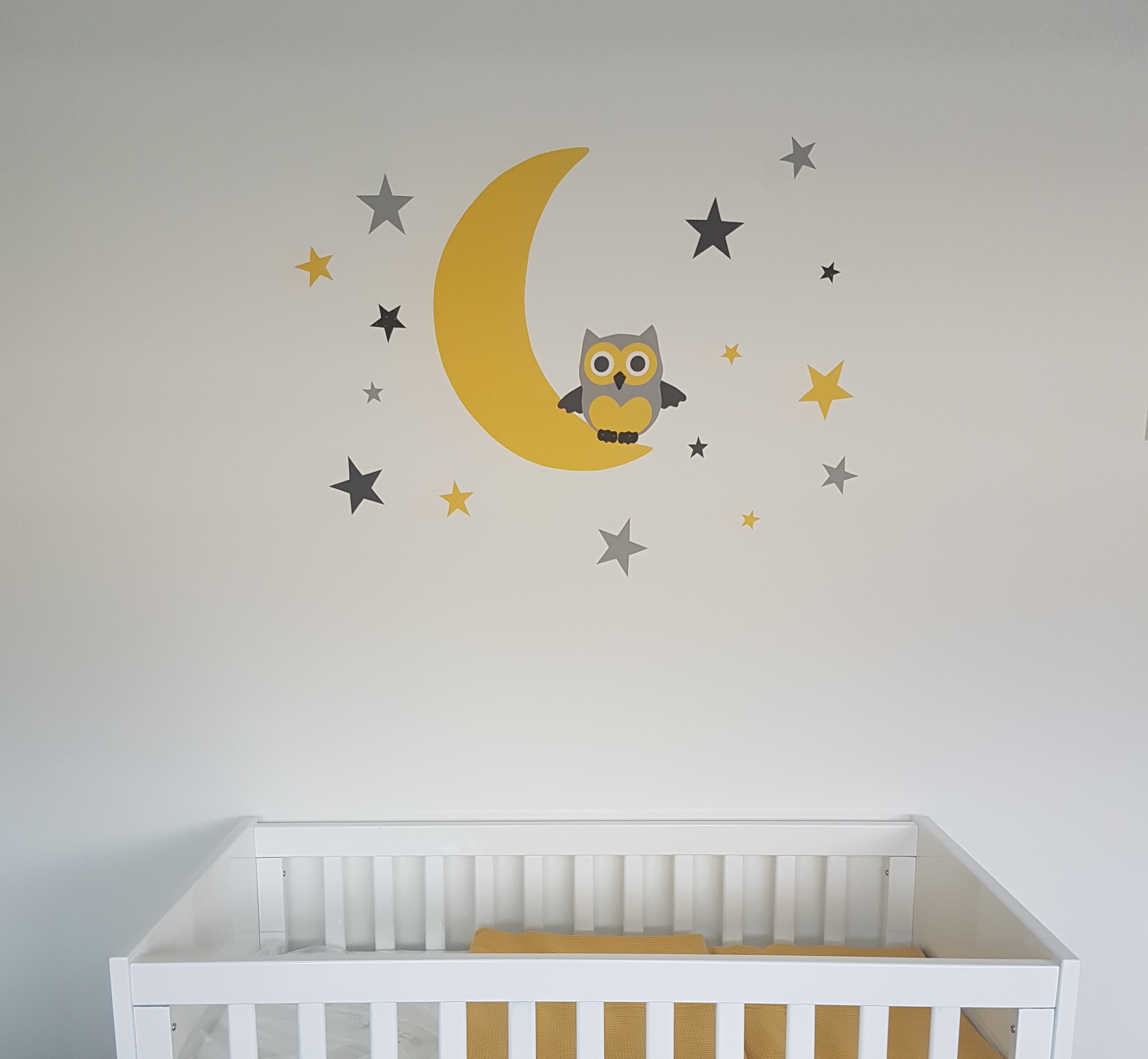 uil op de maan okergeel behangsticker