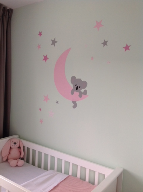 Behangsticker hangende koala beer op maan roze.