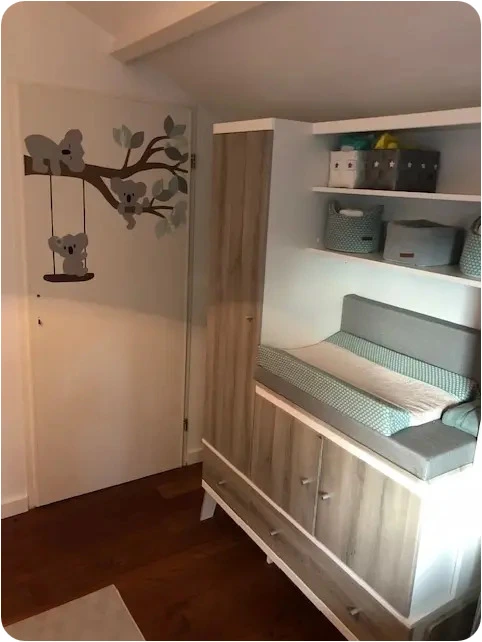 Multifunctionele kast babykamer met koala tak behangsticker