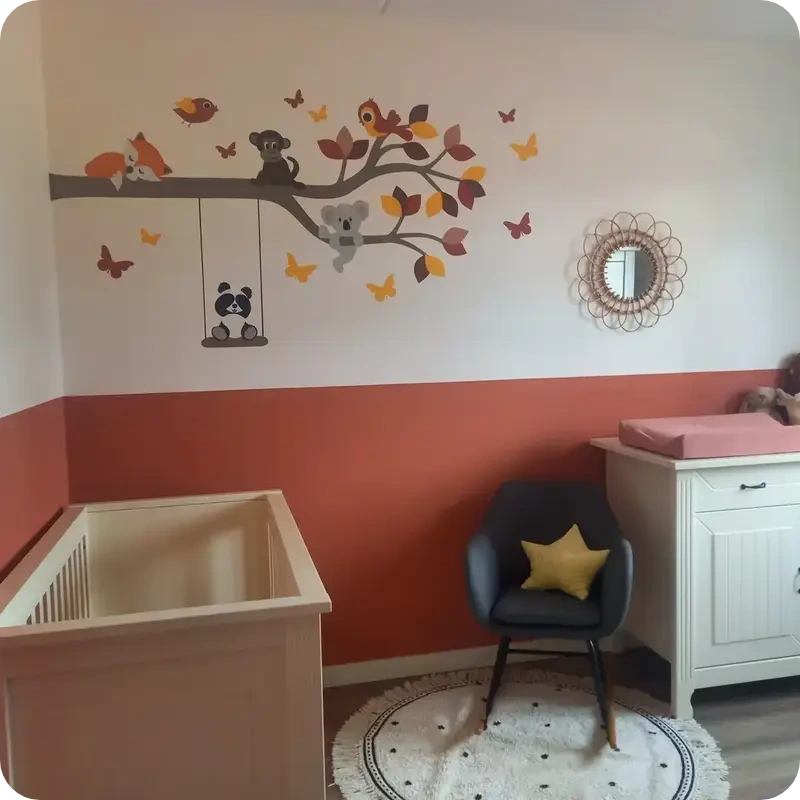 Behangsticker terracotta babykamer tak met vrolijke doeren okergeel, terracotta en roest.