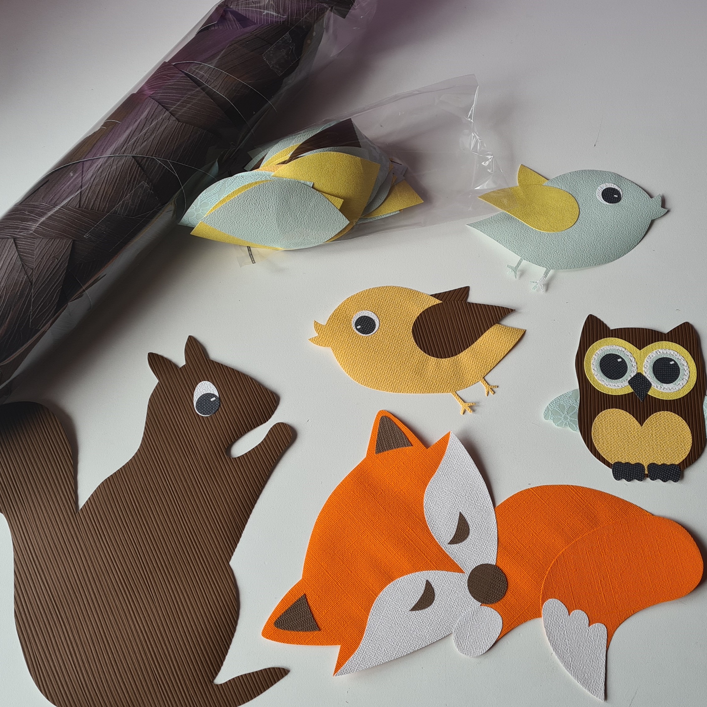 Uitgesneden boom en dieren