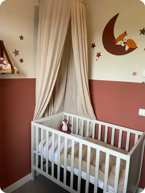 Behangsticker babykamer slapend vosje op de maan roest en terracotta